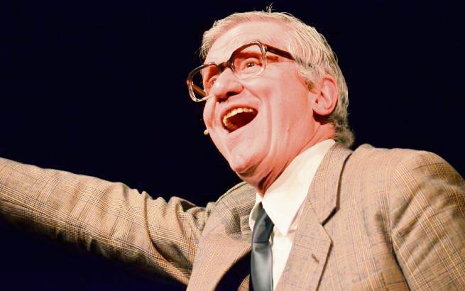 Der Essener Schauspieler Michael Ophelders in der Rolle seines großen Idols Heinz Erhardt. Foto: Gröbing