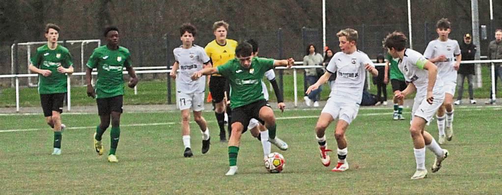 Ein Fernschuss in der 53. Minute entschied die Partie zwischen der CII-Jugend des SV Lippstadt (in Weiß) und den Gästen vom FSC Rheda. Foto: Dannhausen