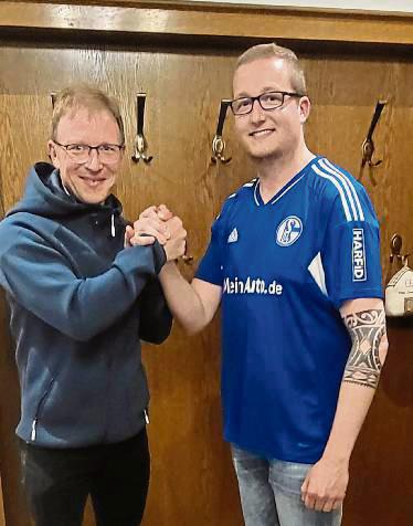 Amtsübergabe: Der neue Vorsitzende des Schalke-Fanclubs „Blauer Beton Effeln“, Michael Döbber (r.), bedankte sich bei seinem Vorgänger Thorsten Bachmurra (l.) für dessen langjährige Vorstandsarbeit.