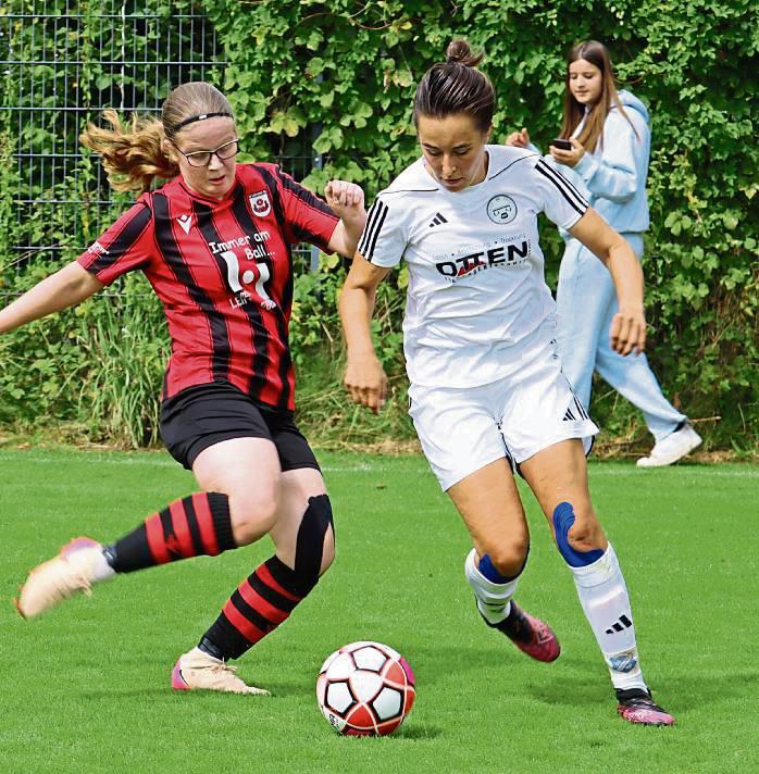 Aufsteiger SV Lippstadt (in Schwarz-Rot) erkämpfte sich beim Saisonauftakt ein beachtliches 3:3 gegen den großen Favoriten aus Kleinenberg. Foto: Feichtinger