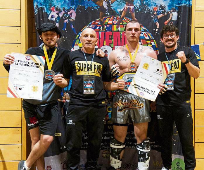 Mit zwei Top-Ergebnissen stieg das Team Tiger mit (v.l.) Mike Klaus, Juri Fedrau, Dimitrios Nastopoulos und Benjamin Fedrau bei der Weltmeisterschaft in Luxemburg aus dem Ring. So gingen ein WM-Titel und ein Vizetitel auf das Konto der heimischen Kickboxer.