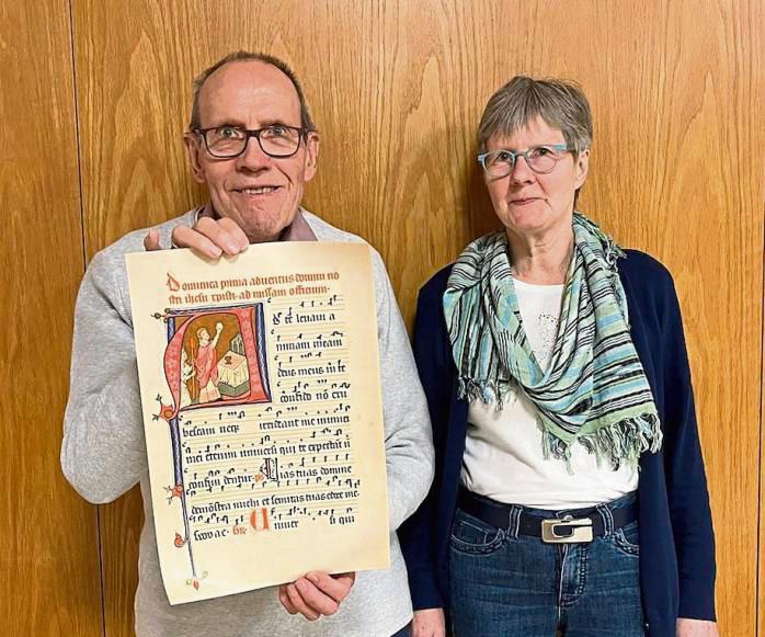 Ehrenmitglied Rolf Kirstein mit dem Kiedricher Druck und der Chor-Vorsitzenden Brigitte Sültrop.
