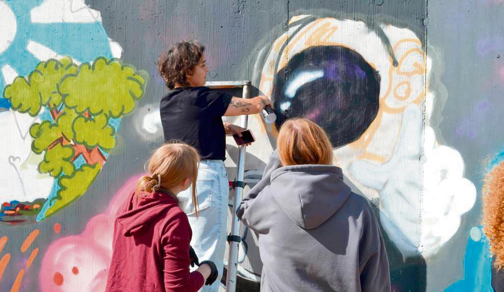 Die Streetart-Künstlerin Hülya Özkan aus Dortmund zeigte heimischen Schülerinnen, wie sie die Graffitis an die Wand bringen. Fotos: Marion Pawliczek