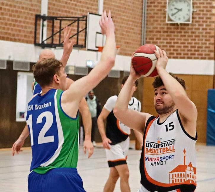 Die Basketballer des LTV Lippstadt (in Weiß) mussten sich im Heimspiel dem RSV Borken geschlagen geben. Foto: Uwe Feichtinger