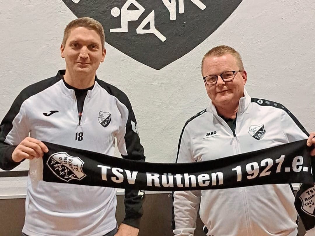 Philipp Helle wird zur Saison 2024/25 neuer Trainer des A-Kreisligisten TSV Rüthen. Abteilungsleiter Jürgen Heppe (r.) stellte den 42-jährigen Siddinghäuser nun vor.