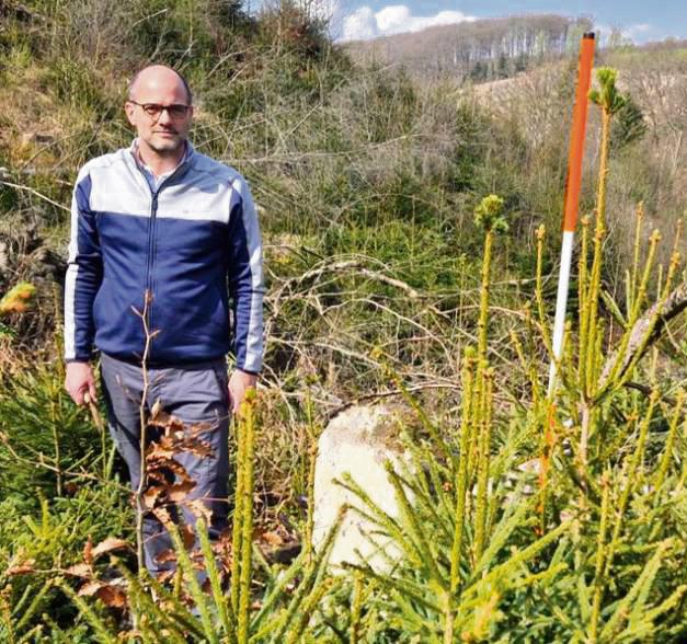Ein Mann, ein Stein: Tobias Hertings Leidenschaft ist das Grenzen ablaufen und Schnadsteine suchen.