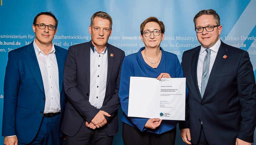 Bundesbauministerin Klara Geywitz hat die Förderbescheide des Programms „Anpassung urbaner Räume an den Klimawandel“ in Berlin übergeben. Darüber freuten sich auch Bürgermeister Hendrik Henneböhl und Fachbereichsleiter Ralf Linnebur.