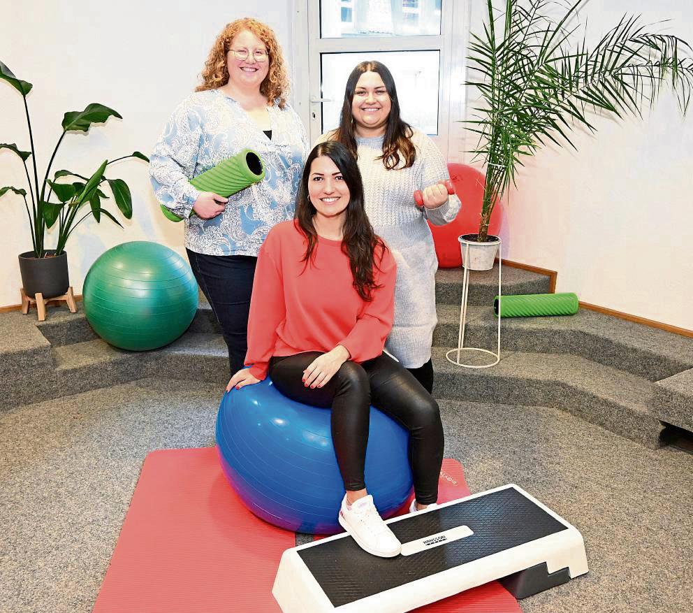 Unter dem Motto „Gesunder Start ins Jahr“ haben (v.l.) Katrin Lenze, Leila Rincke und Celine Longerich das Vier-Wochen-Programm vorbereitet. Foto: Susanne Schulte-Nölle (Kreis Soest)
