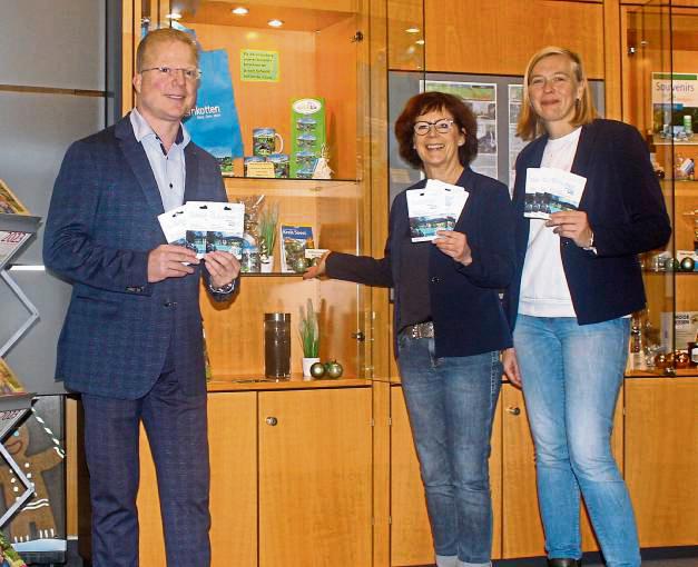 Die Kurkarte gibt es auf Antrag in der Tourist-Information. Der Geschäftsführer der Heilbad GmbH, Mike Bernasco, sowie Martina Heilig und Katrin Stelter (v.l.) freuen sich unterdessen auf den Tag der offenen Tür in den neuen Räumlichkeiten in der Nordstraße.