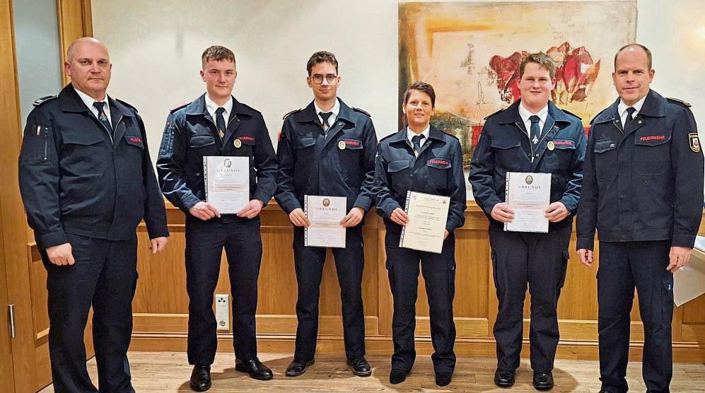 Erfolgreich bei Aus- und Weiterbildung, den Leistungsnachweisen – und eine beförderte Hauptfeuerwehrfrau: Lipperbruchs Löschgruppenführer Frank Baier (l.) und Wehr-Chef Christian Meyer (r.) gratulierten (v.l.) Stefan Büscher, Jannis Baier, Miriam Finkeldei und Joshua Kolbe. Foto: Feuerwehr Lippstadt