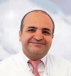 Chefarzt Dr. Zmarai Nurzai referiert im Vortragsraum.