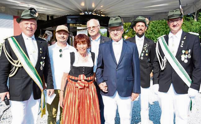 Oberst Meinolf Radke (l.) und Adjutant Sascha Mertens (r.) ehrten (v.l.) Jürgen Walzinger, Ursula Große Kleimann, Robert Plattfaut-Schumacher, Reinhard Mertens und Dennis Berkau.