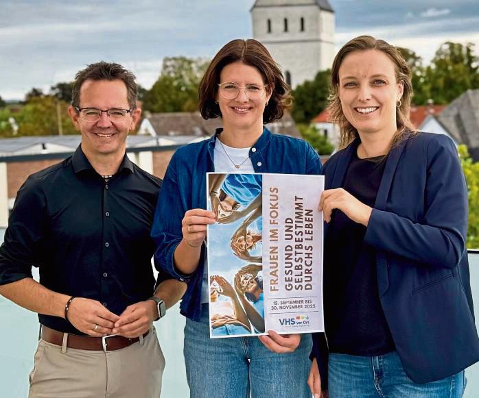 Stellen die neue Veranstaltungsreihe für Frauen vor: Markus Krick (Leiter der VHS vor Ort), Miriam Arens (Gleichstellungsbeauftragte der Stadt Salzkotten) und Insa Burmann (pädagogische Mitarbeiterin).