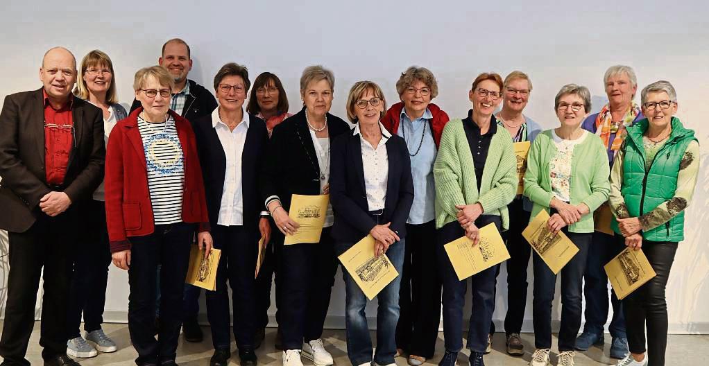 Die Hauswirtschaftsabsolventinnen der Landwirtschaftsschule Lippstadt 1973/74 erhielten Urkunden aus den Händen des VlF-Vorsitzenden Heinz-Georg Büker und seinen Vorstandskollegen Rita Ahle (v.l.) und Rainer Müller (4.v.l.). Fotos: Bunte