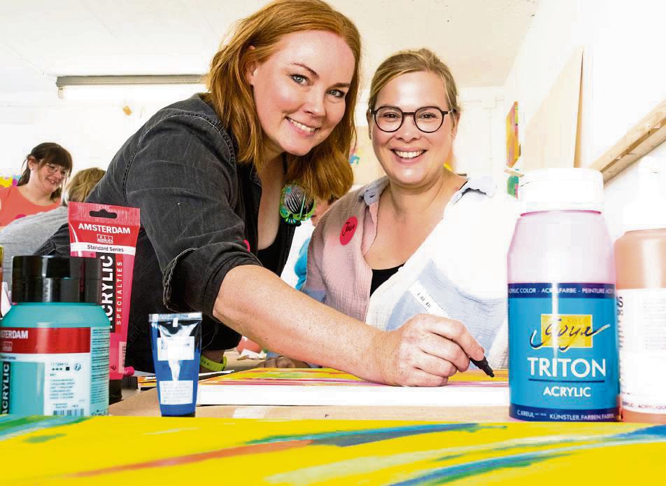 Kunstvolle Ideen entstehen in der Kreativgarage auf Leinwand. Anne Dierkes (l.) gibt Workshop-Teilnehmerin Julia Tipps. Fotos: Björn Winkelmann