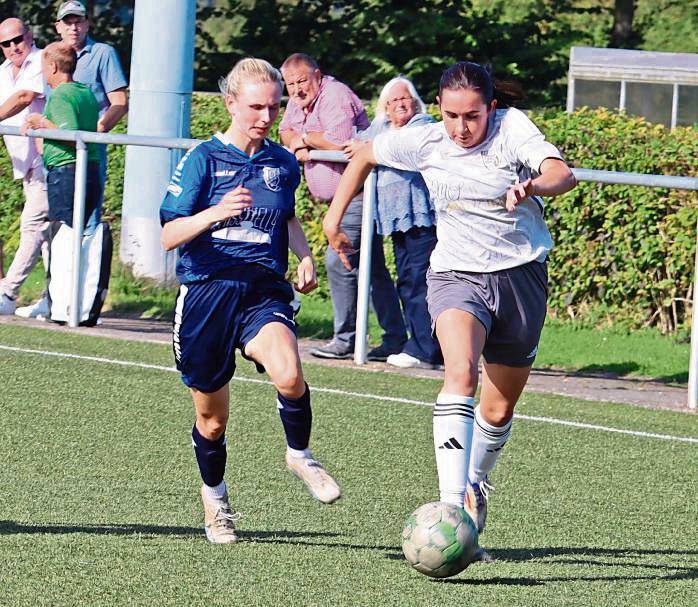 Nicht entwischen lassen wollen die Wadersloher Frauen (in Blau) den Gast aus Delbrück, dem TuS-Trainer Manotas allerdings die Favoritenrolle zuschiebt. Foto: Feichtinger