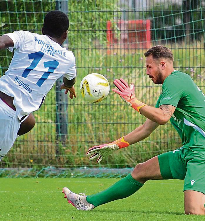 Eine Bank in den Eins-gegen-Eins-Situationen, als bei seinen Vorderleuten die Kräfte nachließen: Keeper Reck war in der zweiten Halbzeit nur durch zwei Elfmeter zu bezwingen. Fotos: Heinke