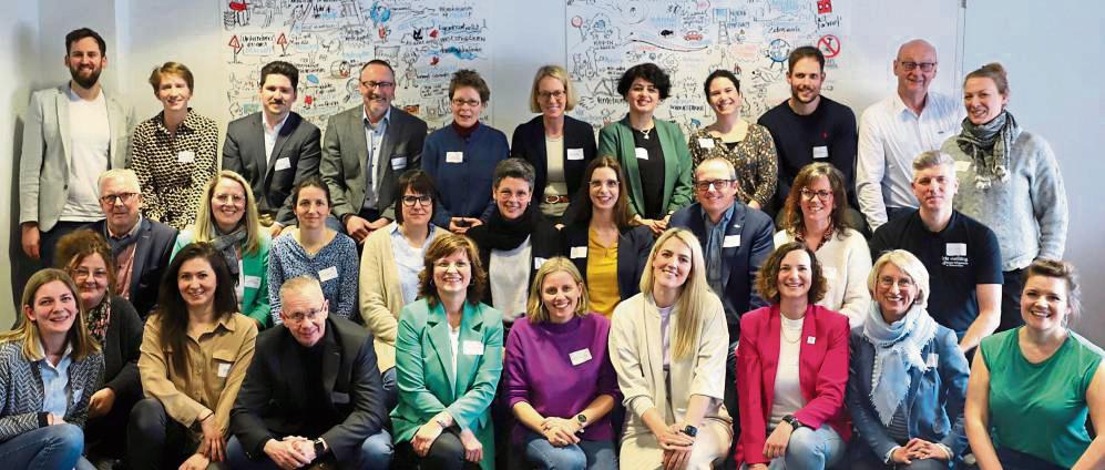 Trafen sich locker im Barcamp-Format, positionierten sich fürs Foto aber in drei Reihen: Teilnehmer des 20. Runden Tisches der südwestfälischen Kommunen.