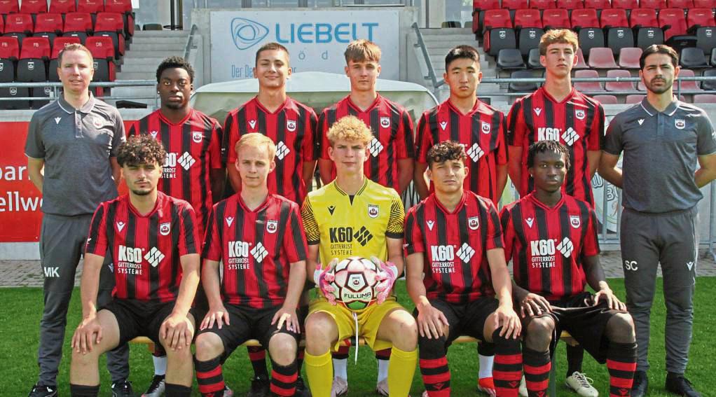 Nach zwei Vizemeisterschaften wollen die A-Junioren des SV Lippstadt in der Westfalenliga erneut oben anklopfen. Cheftrainer Markus Krampe (h.l.), im zweiten Jahr am Bruchbaum, stellte die Neuzugänge vor (h.v.l.): Jordan Tscheugoue (SC Wiedenbrück), Mikael Cun (1. FC Gievenbeck), Philip Radtke (SC Verl), Lee Seungyoung (Hombrucher SV), Levi Meyer (Delbrücker SC), Co-Trainer Samuel Cati; (v.v.l.): Kadir Kosar (SC Paderborn 07), Caspar Brune (Hombrucher SV), Lukas Struck (VfB Waltrop), Brandon Gjikani (FC Schalke 04) und Faruk Saad (SC Paderborn 07). Foto: Dannhausen