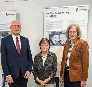 Hans-Bernd Janzen, Monika Schrader-Bewermeier, Kirsten John-Stucke präsentieren die Ausstellung „Her Stories“.