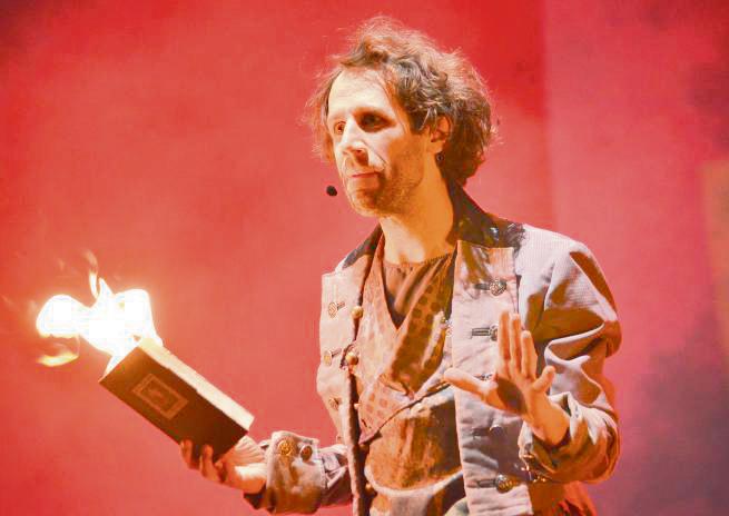 Geschichtensammler Cortes ist Feuer und Flamme für seine Lieblingslektüre. Foto: Dietmar Gröbing