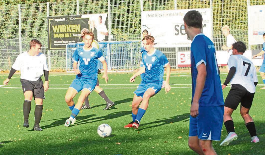 Während Spitzenreiter BW Lipperbruch (in Blau) eine Verschnaufpause einlegen kann, muss die JSG Hörste/Garfeln (in Weiß) beim heimstarken TuS Warstein ran. Foto: Hans Dannhausen