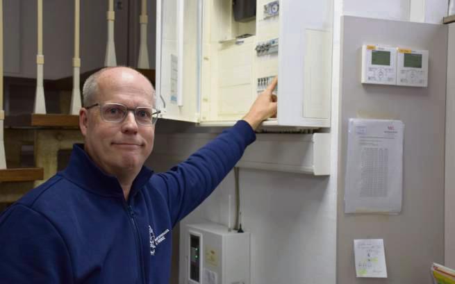 Den Schalter umlegen müsste die Politik bei den Apotheken – symbolisch haben viele das Licht ausgeschaltet, um auf ihre Lage hinzuweisen – so auch Kai Friske. Foto: Daniel Kossack