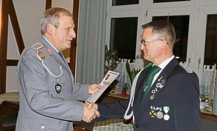 Kreisvorsitzender Eckhard Schulze-Dasbeck (l.) zeichnete Volker Frohwerk (RK Lippstadt) aus. Foto: Priesnitz