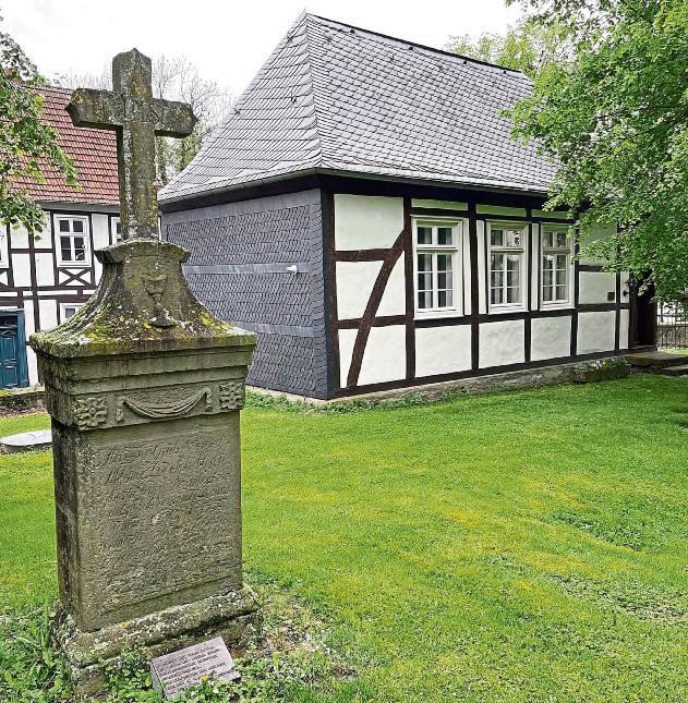 Herolds Grabstein soll zu seinem 275. Geburtstag aufgearbeitet werden. Rechts die von ihm 1802 erbaute Schule.