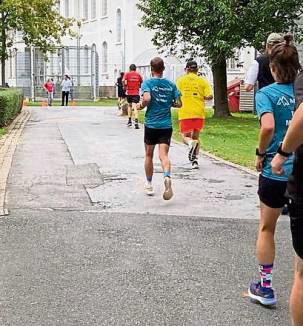 Der Forensik-Run ist ein Lauf innerhalb des gesicherten Klinikgeländes, der es Patienten der internen Lauftherapie ermöglicht, sich mit externen Laufenden zu messen.