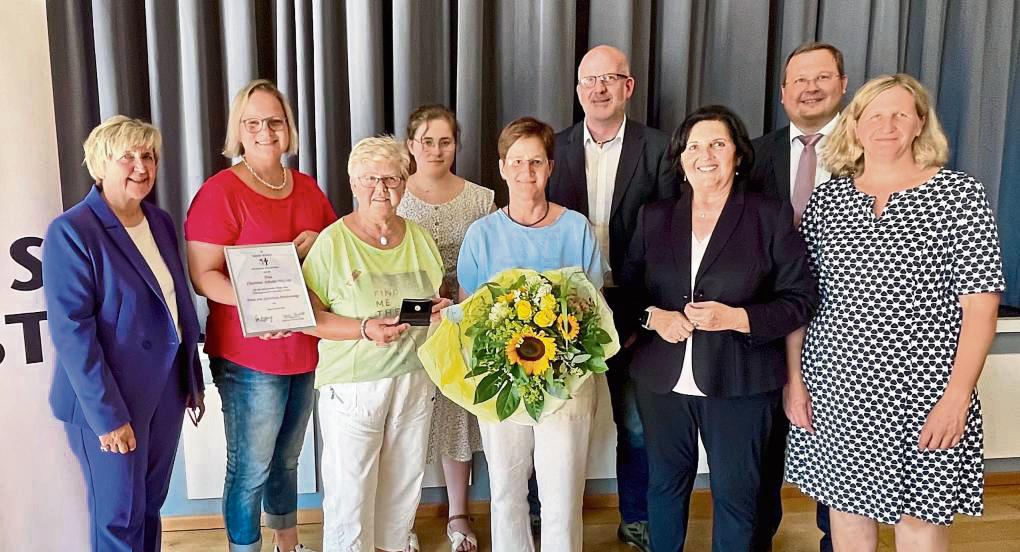 Die Dorfgemeinschaft Altenrüthen hat Charlotte Schulte-Steffens (M.) für den Pflegestern des Kreises Soest vorgeschlagen.