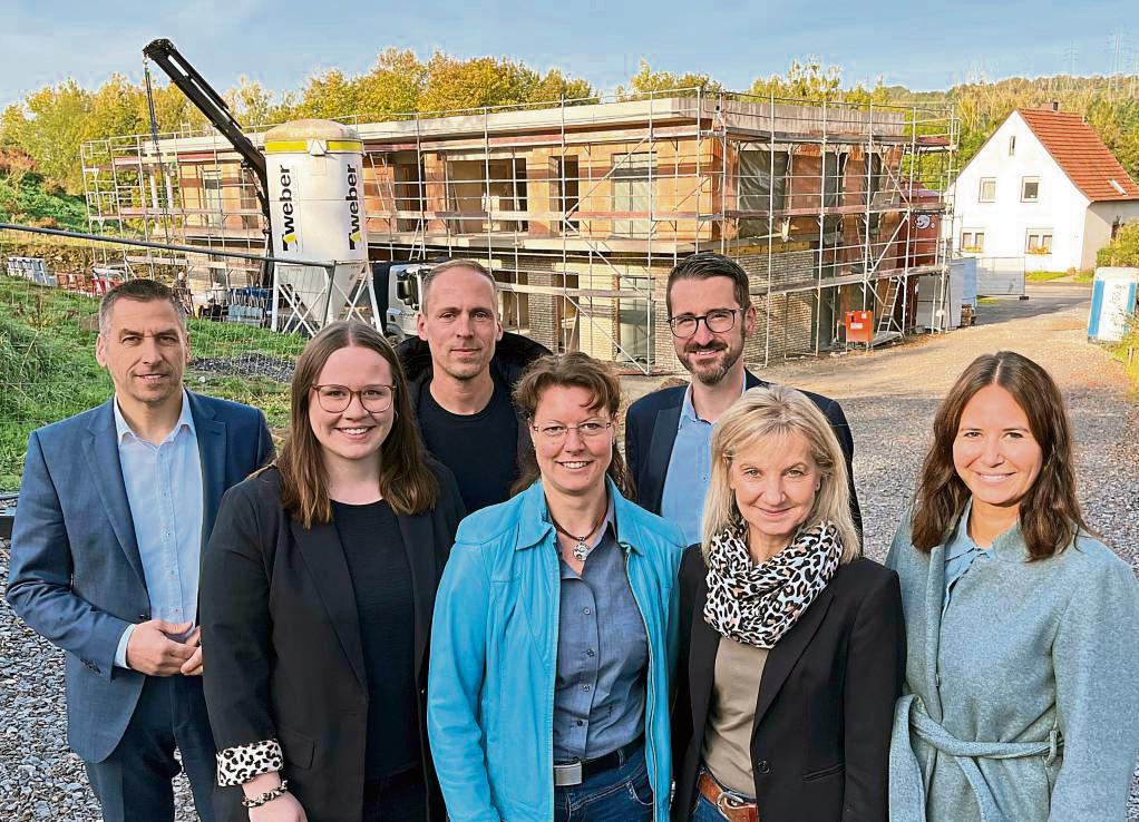 Vertreter des Trägers, der Stadt und des Architekturbüros besichtigten die Baustelle.
