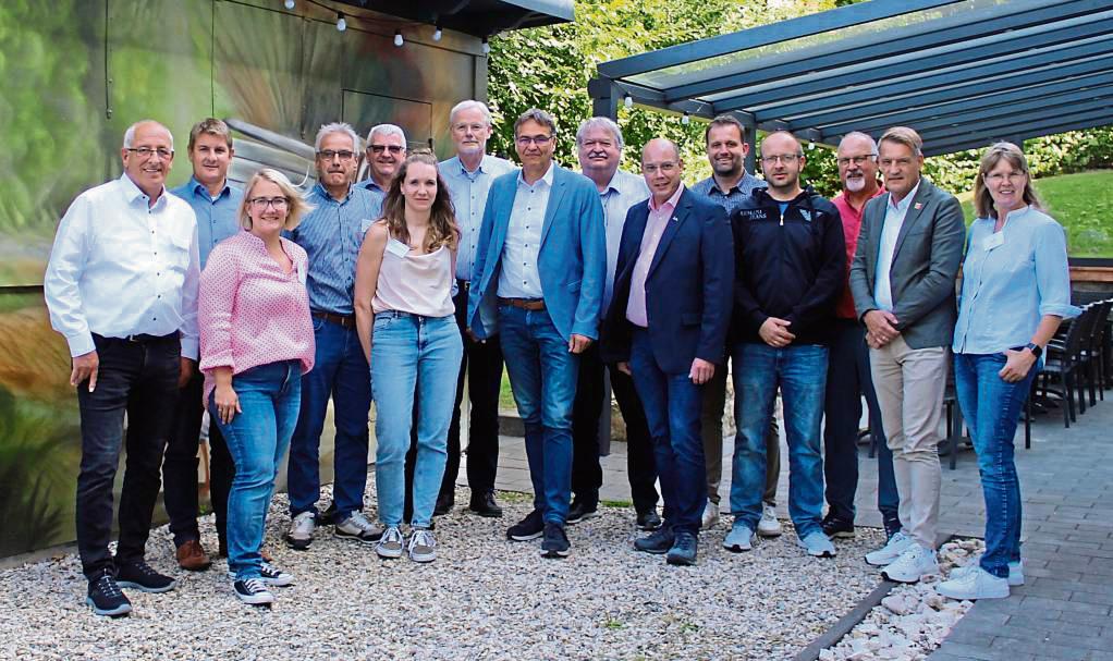 EU-Abgeordneter Peter Liese (8.v.l.) will sich weiter für Leader einsetzen. Foto: Mintert