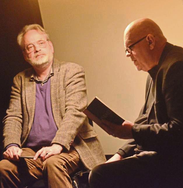 Lesung am Holocaust-Gedenktag: Jürgen Overhoff (l.) lauscht Dirk Raulf bei dessen Ausführungen. FOTO: GRÖBING