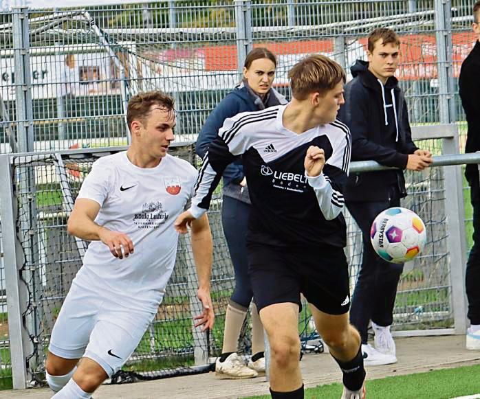Der TuS Lipperde II (in Weiß) muss in Stirpe nachsitzen. Noch ist aber unklar, ob die Partie aufgrund der Platzverhältnisse überhaupt angepfiffen werden kann. Foto: Feichtinger