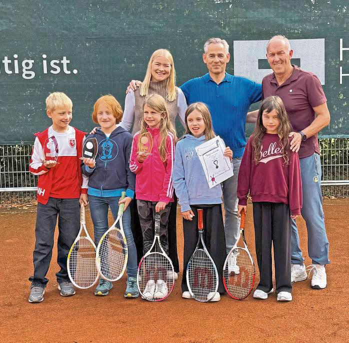 Auch der U10-Tennisnachwuchs des SV Bad Waldliesborn kürte beim Abschlagfest seine neuen Vereinsmeister (v.l.): Mats Hohlfeld (1.), Kilian Schemm (2.) und Mara Schramm (3.) mit Lore Seiger sowie Marlene Nischk.