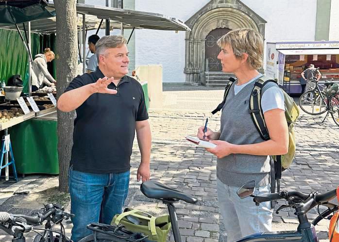 Meinung am Markt: Arne Moritz im Gespräch mit Patriot-Redakteurin Ursula Vielberg. Foto: Meixner