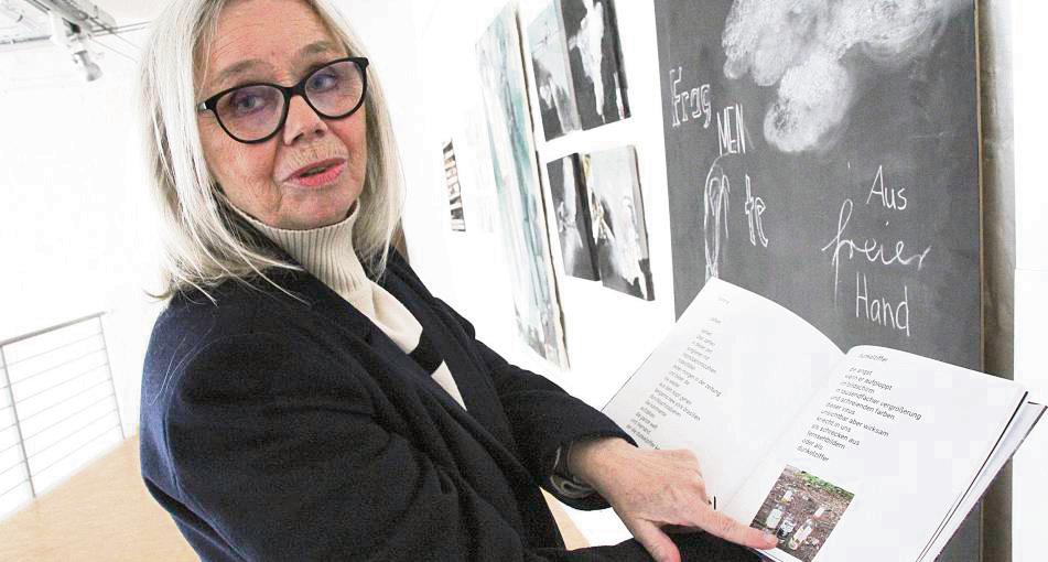 Lore Liebelt präsentiert eines ihrer collagehaften Bücher. Fotos: Balzer