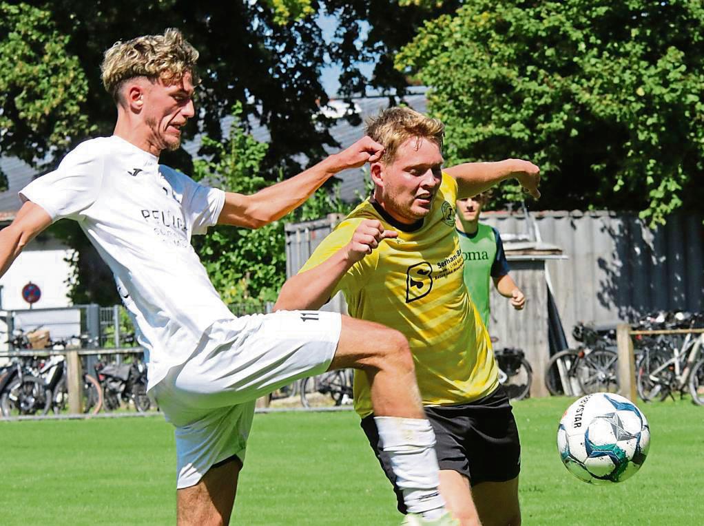 Auch der eingewechselte Marco Mitzlaff (r.) konnte die unglückliche 2:3-Niederlage des Aufsteigers Bad Westernkotten II gegen Wiedenbrück II nicht verhindern. Foto: Wiegand