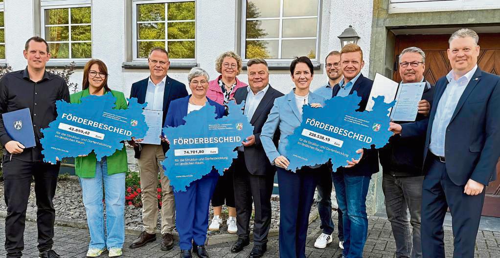 Gruppenbild mit Ministerin: Silke Gorißen (5.v.r.) überreichte im Beisein von Landtagsmitglied Jörg Blöming (r.) und Bürgermeister Arne Moritz (Mitte) die Förderbescheide an Vereins- und Dorfvertreter aus Eickelborn, Esbeck und Bökenförde. Foto: Ursula Vielberg