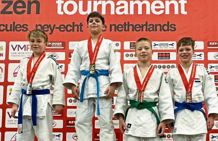 Linus Erten (2.v.l.) erreichte beim internationalen Wettbewerb den ersten Platz seiner Gewichtsklasse.