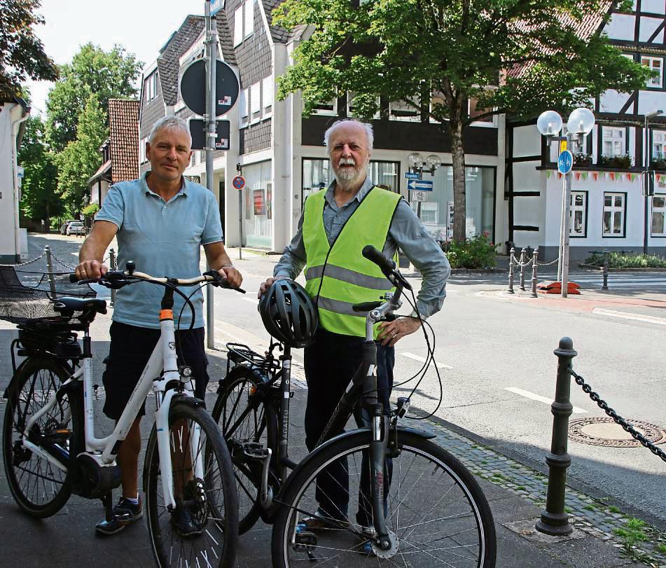 Lippstadt bleibt Mittelmaß beim Fahrradklima – und kassiert die Note 3,9: ADFC-Vorsitzender Christian Ringel und ADFC-Mitglied Timothy Morley legen persönlich eine Schippe drauf – Ringel vergibt eine 3, Morley eine 2,9. Foto: Cegelski