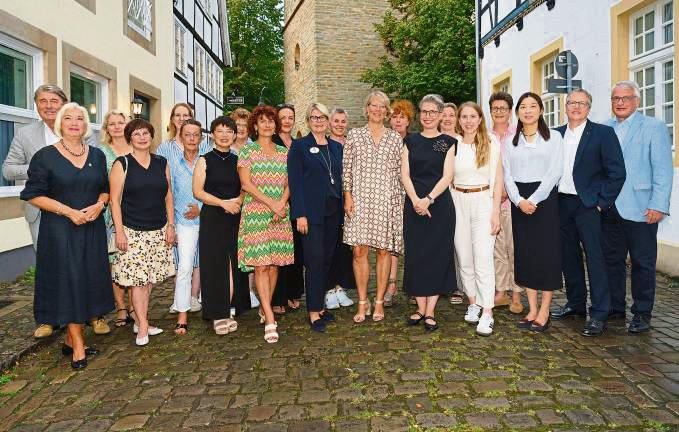 In Rheda-Wiedenbrück haben 20 engagierte Frauen einen neuen Lions-Club gegründet. Mit dabei sind auch Frauen aus Bad Waldliesborn, Langenberg und Liesborn.