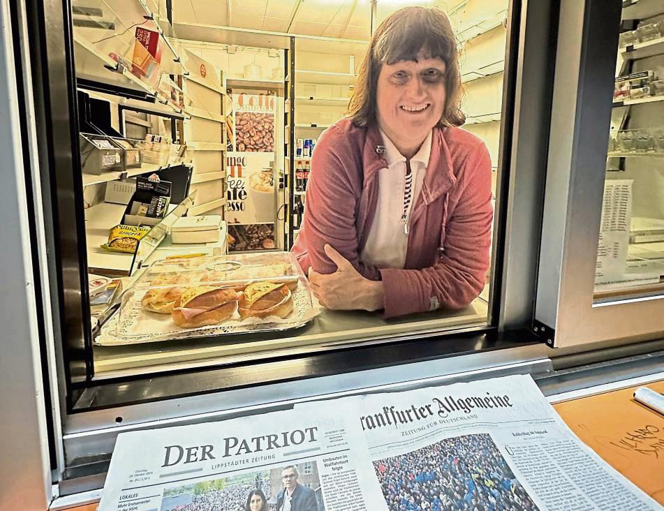 Abschied nach über 40 Jahren: Gabriele Nolte schließt ihren Kiosk am Bustreff. Fotos: Cegelski