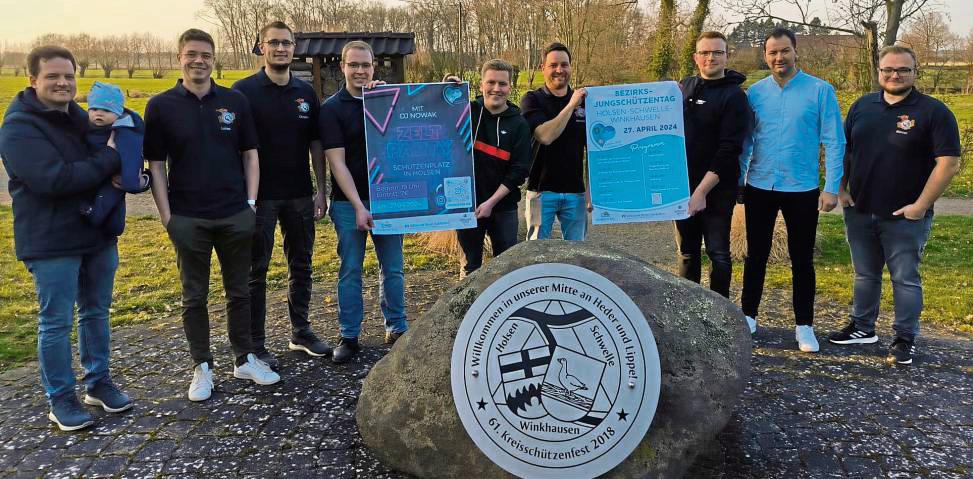 Der Vorstand vom Bund der St. Sebastianus Schützenjugend (BdSJ) Bezirk Büren, des Schützenvereins Holsen-Schwelle-Winkhausen und die Jungschützengruppe des Vereins präsentieren die Veranstaltungsplakate.