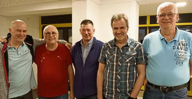 Ehrungen und Vorstandswahlen standen bei der TT-Abteilung des SV Bad Waldliesborn auf der Agenda (v.l.): Peter Warnecke, Friedhelm Papenkort, Norbert Menne, Ulli Möller und Stefan Demandt.