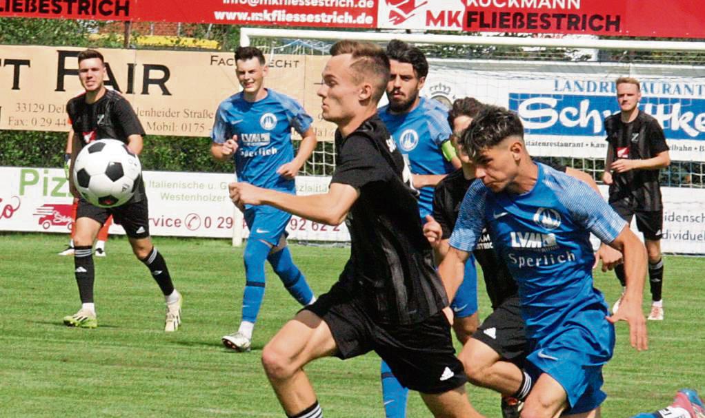 Einen verpatzten Saisonstart konnten die Westenholzer (dunkle Trikots) gegen den TBV Lemgo in der Schlussphase mit dem 3:2-Siegtreffer noch verhindern. Foto: Schlink