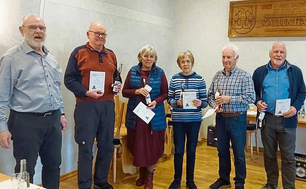 Vorsitzender Franz Padberg hat bei der Versammlung vom SGV und Heimatverein Vereinsjubilare geehrt, v.l. Bernd Stepen (25 Jahre), Barbara Köller (25 Jahre), Elisabeth Lauterbach (25 Jahre), Hans Cramer (40 Jahre), Arnold Fernim (10 Jahre)