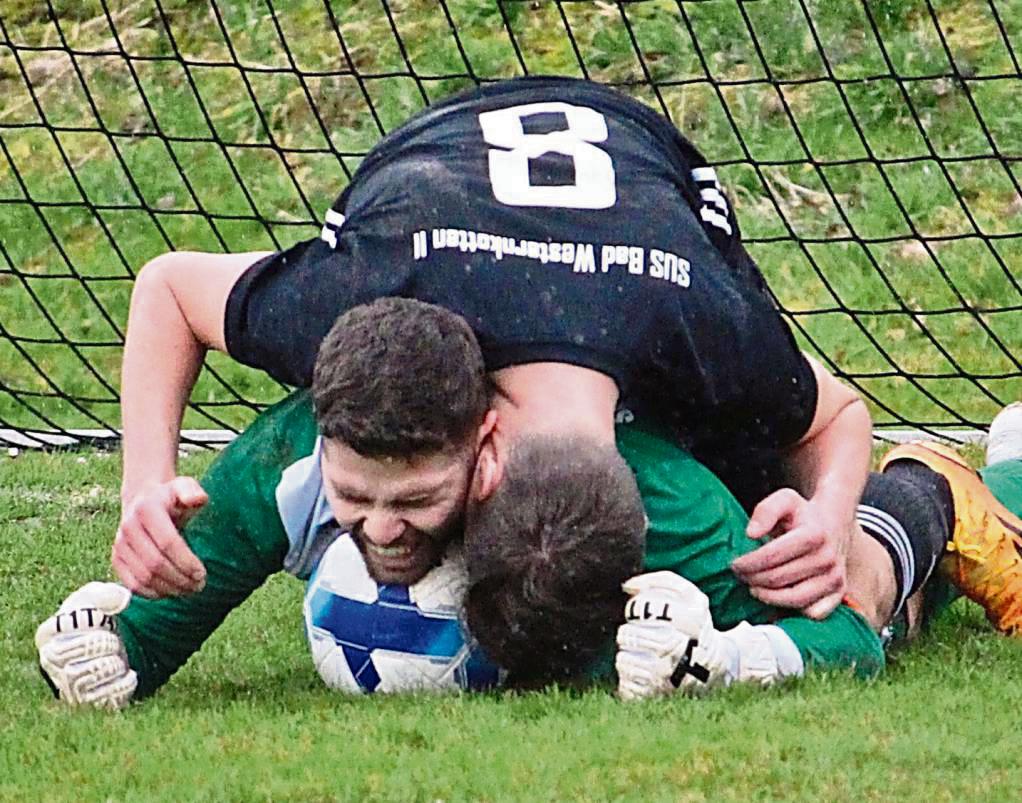 Die letzte Oestinghauser Chance brachte nichts ein, anschließend bedankten sich die Spieler des SuS Bad Westernkotten II bei ihrem Keeper Kai Kuczynski, der das 1:0 festhielt. Die Kurort-Reserve feierte erst den zweiten Saisonsieg in der Bezirksliga 7. Foto: Heinke