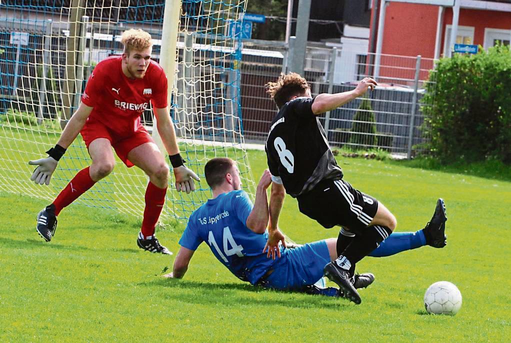 Rutscht BW Lipperbruch (in Schwarz) in die Kreisliga B ab? Wenn die Blau-Weißen ihr Heimspiel gegen die SG Suttrop/Kallenhardt nicht gewinnen, ist der Abstieg besiegelt. Foto: Brand